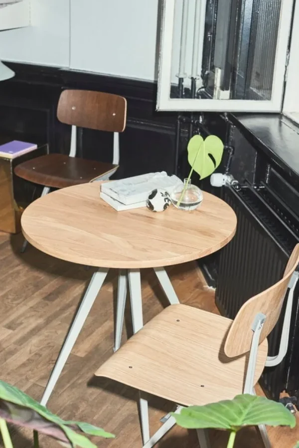 Muuto Tische-HAY Pyramid Café Tisch 21, 70 cm, beige - lackierte Eiche