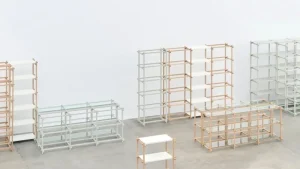 HAY Regale-Woody Column 2.0 Regal, niedrig, rauchig graue Buche - Klarglas