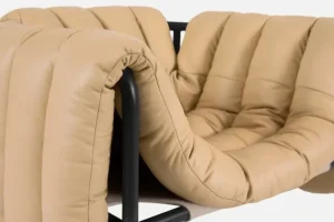 Vitra Sitzgelegenheiten-Hem Puffy Loungesessel, Leder Sandgelb – Stahl schwarzgrau