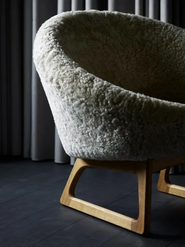 &Tradition Sitzgelegenheiten-Klassik Studio Tub Loungesessel, Moonlight Schaffell – Eiche geölt