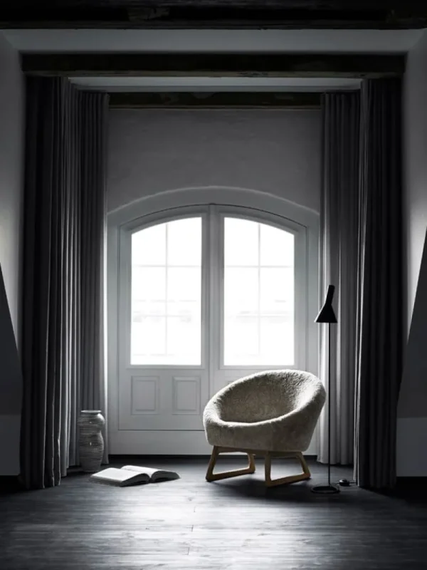 &Tradition Sitzgelegenheiten-Klassik Studio Tub Loungesessel, Moonlight Schaffell – Eiche geölt