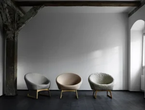 &Tradition Sitzgelegenheiten-Klassik Studio Tub Loungesessel, Moonlight Schaffell – Eiche geölt