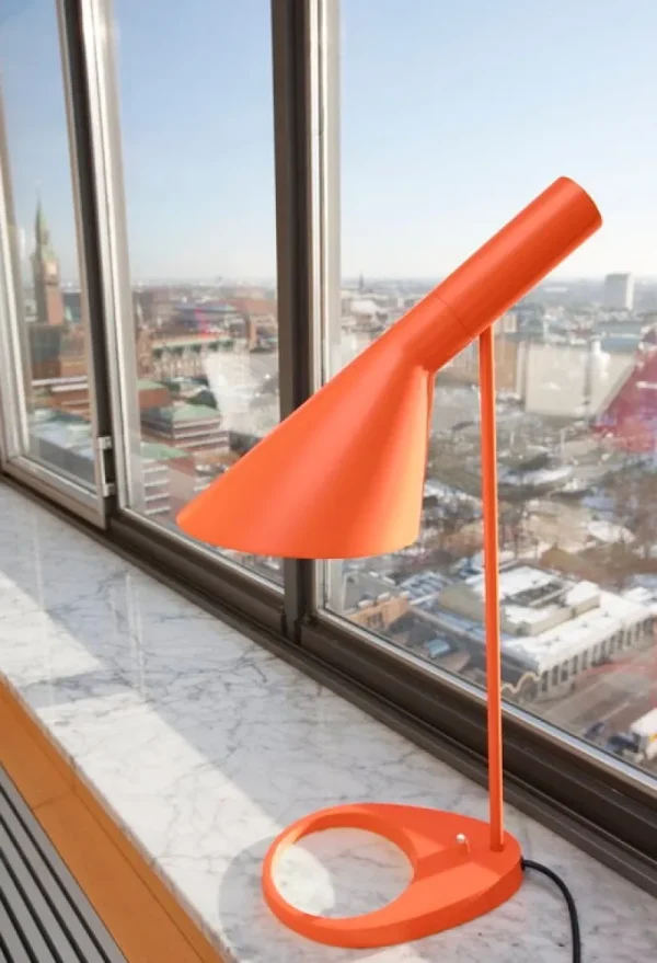 Louis Poulsen Bürobeleuchtung | Schreibtischlampen^AJ Tischleuchte, leuchtendes Orange