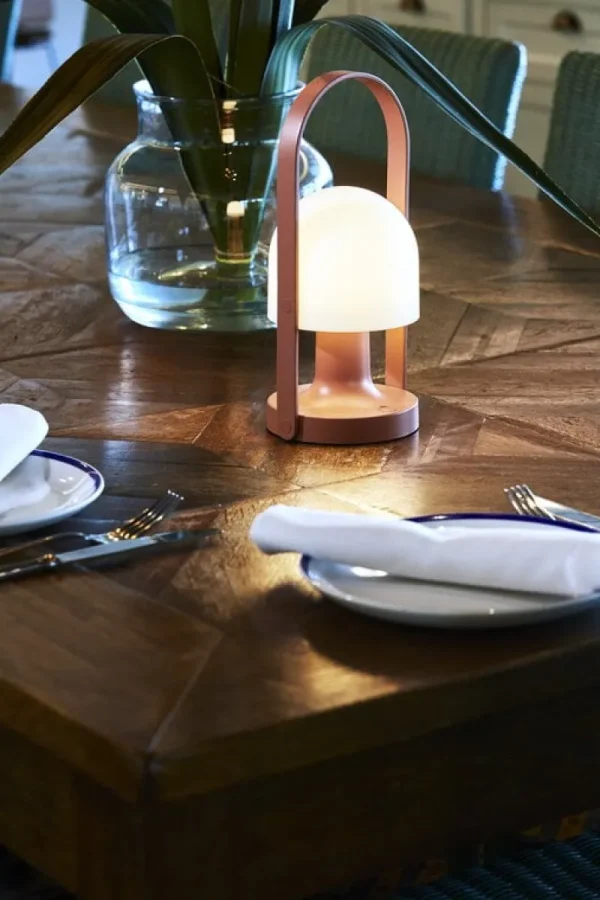 ferm LIVING Tischlampen | Tragbare Lampen-Marset FollowMe Lampe, rosa