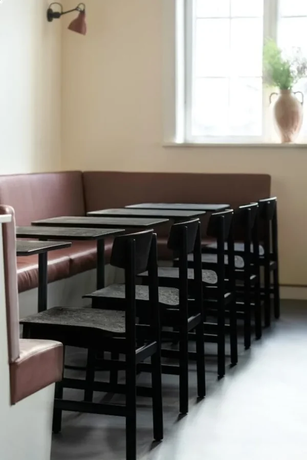 Normann Copenhagen Sitzgelegenheiten-Mater Conscious Chair 3162, Buche schwarz - Coffee Waste Black