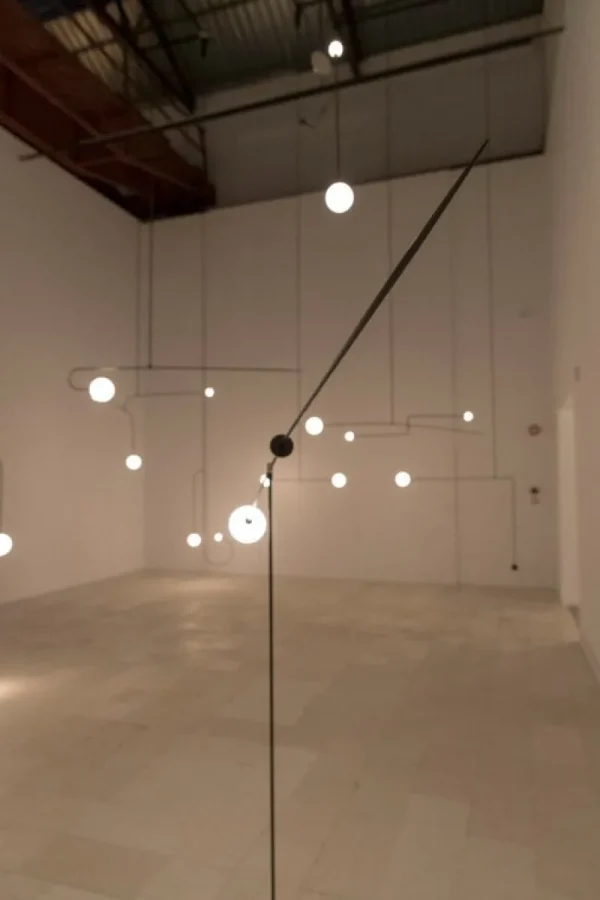 ferm LIVING Stehleuchten-Michael Anastassiades Mobile Chandelier 5 Stehleuchte, schwarz patinierter Messing