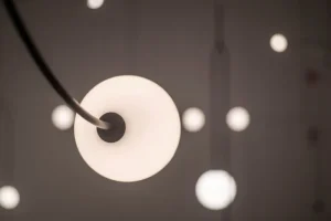 Michael Anastassiades Deckenleuchten-Mobile Chandelier 13, schwarz patiniertes Messing