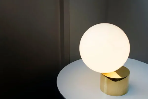 Iittala Tischlampen-Michael Anastassiades Tip of the Tongue Tischleuchte, poliertes Messing