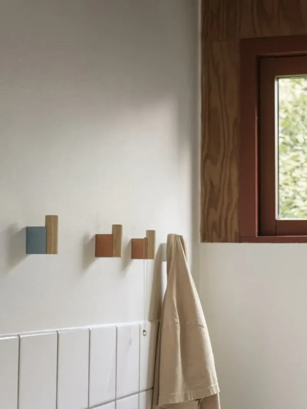 Muuto Garderoben Und Kleiderbügel^Attach Kleiderhaken, 2 Stück, Blassblau - Eiche