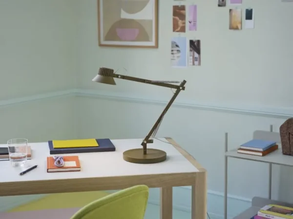 Audo Copenhagen Tischlampen-Muuto Dedicate Tischleuchte, S2, Braungrün