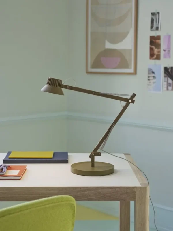 Audo Copenhagen Tischlampen-Muuto Dedicate Tischleuchte, S2, Braungrün