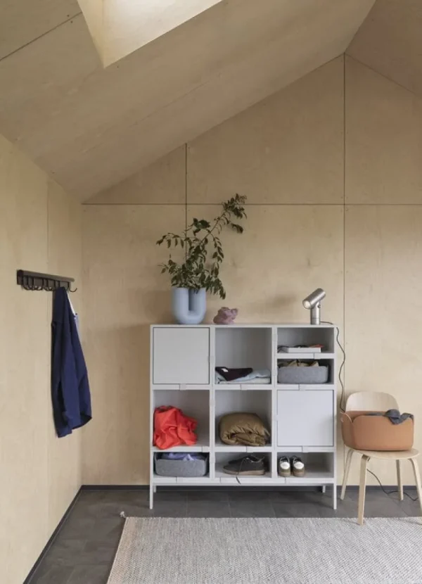 Muuto Regale-Stacked Podest mit Rohrgestell, 131 x 35 x 17 cm, grau