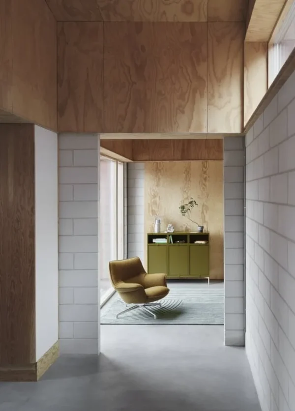Muuto Regale-Stacked Regalmodul mit Tür, groß, braun grün