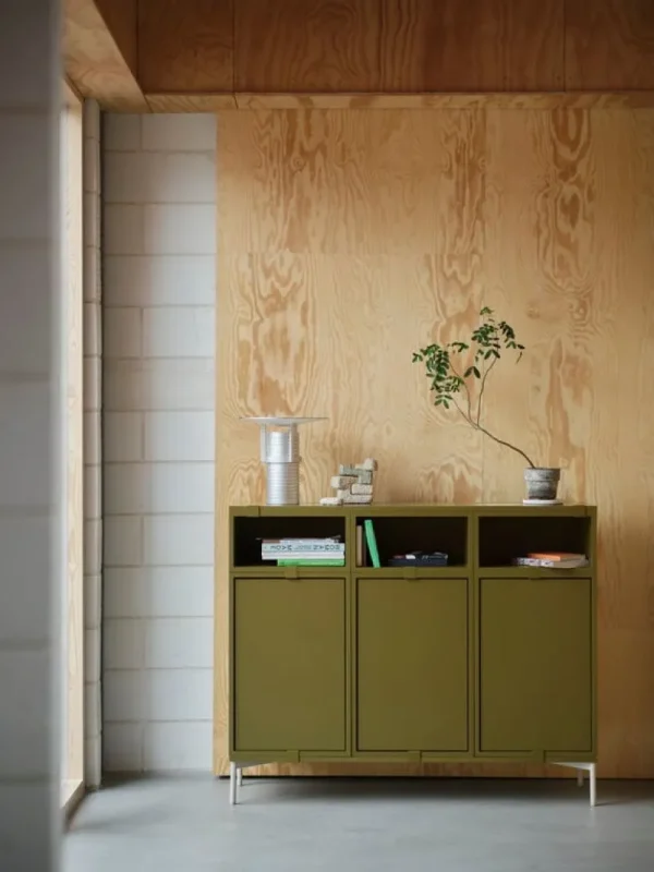 Muuto Regale-Stacked Regalmodul mit Tür, groß, braun grün