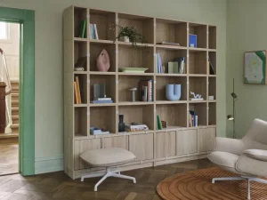 String Furniture Regale-Muuto Stacked Regalmodul mit Tür, mittel, Eiche