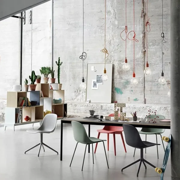 Muuto Bürostühle | Sitzgelegenheiten^Stuhl Fiber, Drehfuß, Cognacbraunes Leder – schwarz