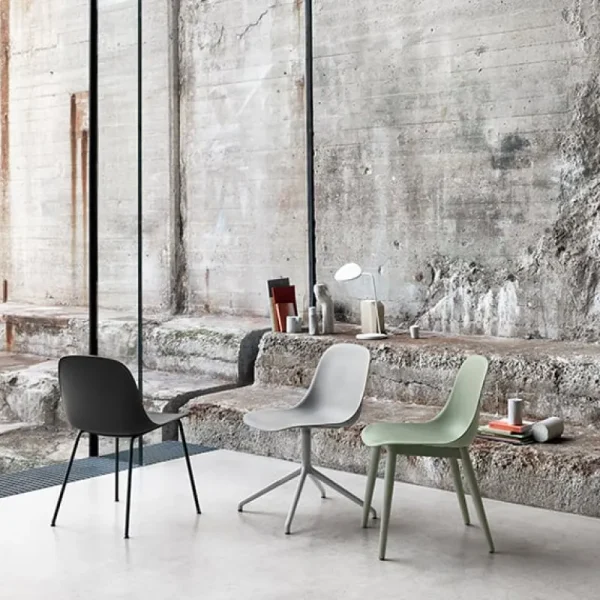 Muuto Bürostühle | Sitzgelegenheiten^Stuhl Fiber, Drehfuß, Cognacbraunes Leder – schwarz