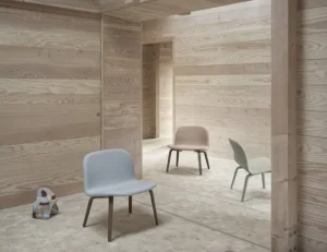 Warm Nordic Sitzgelegenheiten-Muuto Visu Loungesessel, Eiche – cognacbraunes Leder