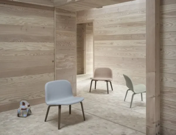 Warm Nordic Sitzgelegenheiten-Muuto Visu Loungesessel, Eiche – cognacbraunes Leder