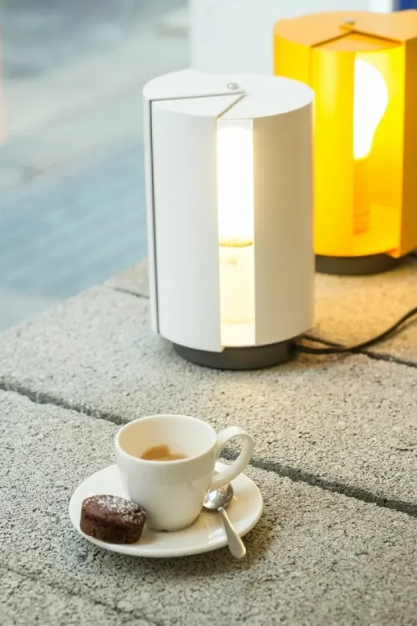 Vitra Tischlampen-Nemo Lighting Tischleuchte Pivotante à Poser, gelb
