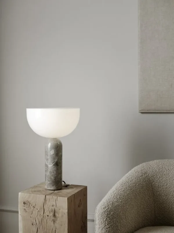 GUBI Tischlampen-New Works Kizu Tischleuchte, groß, Gris du Marais Marmor