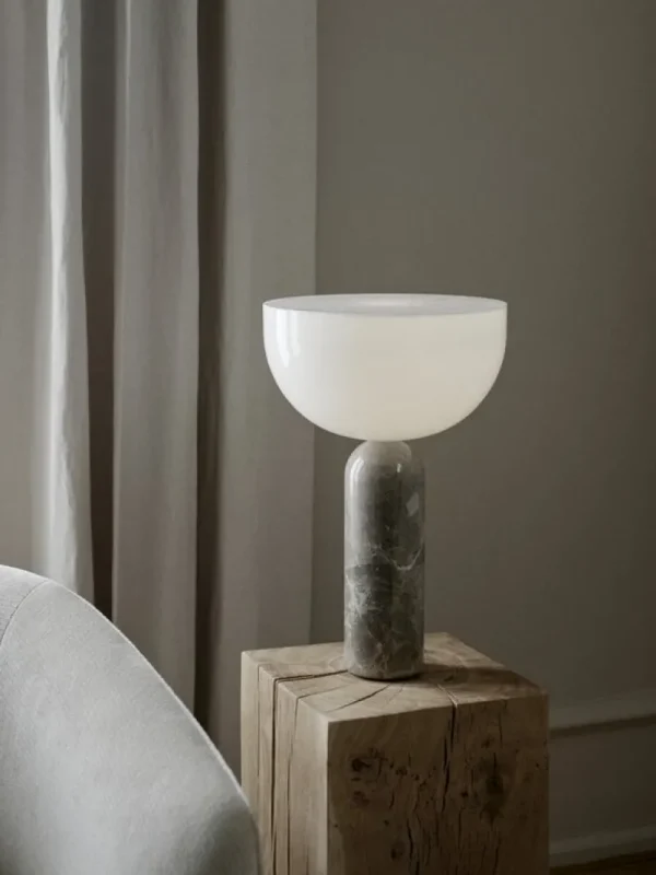 GUBI Tischlampen-New Works Kizu Tischleuchte, groß, Gris du Marais Marmor