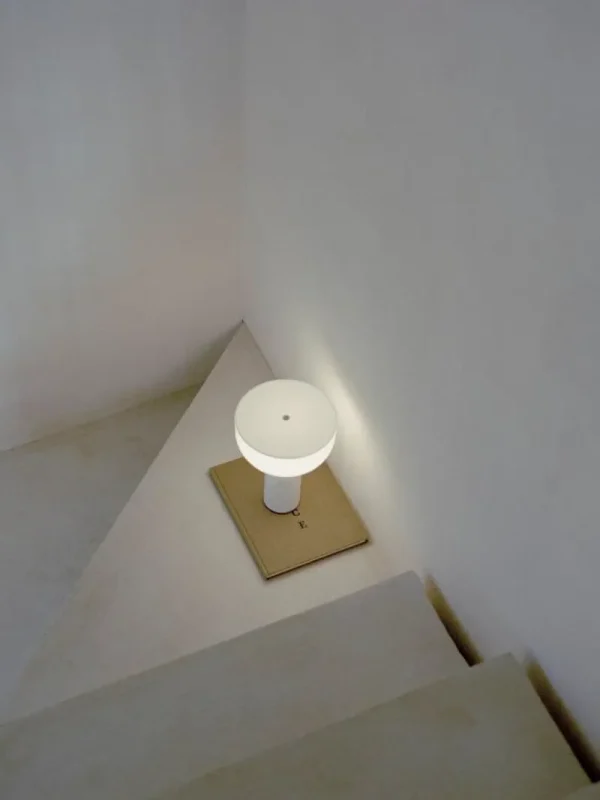 New Works Tragbare Lampen-Kizu Tischleuchte, tragbar, weißer Marmor