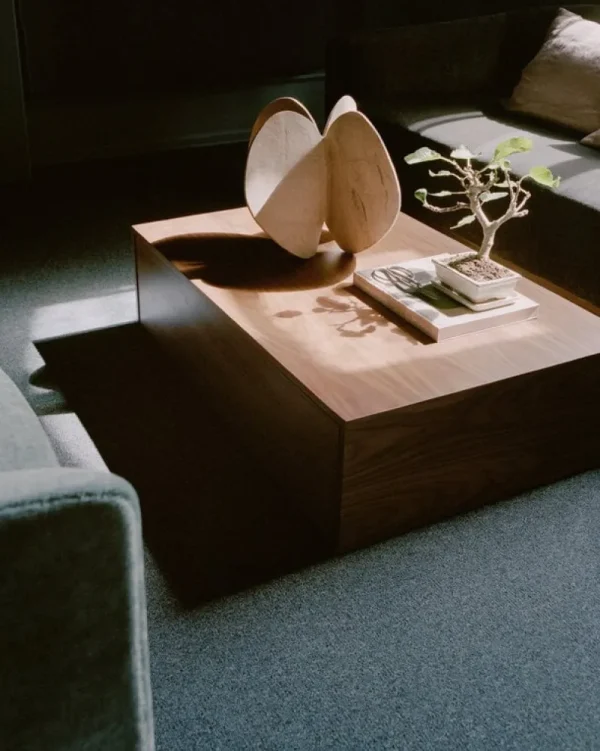 Muuto Tische-New Works Mass High Couchtisch mit Schublade, Nussbaum