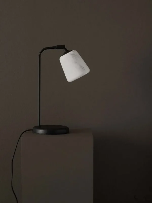 Flos Tischlampen-New Works Material Tischleuchte, The Black Sheep Edition, weißer Marmor
