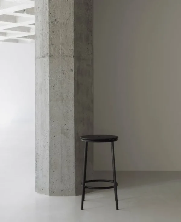 Normann Copenhagen Sitzgelegenheiten-Circa Barhocker, 65 cm, schwarzer Stahl - schwarze Eiche
