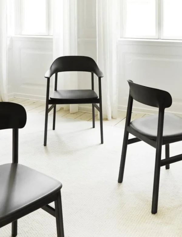 New Works Sitzgelegenheiten-Normann Copenhagen Herit Sessel, schwarze Eiche - schwarzes Leder