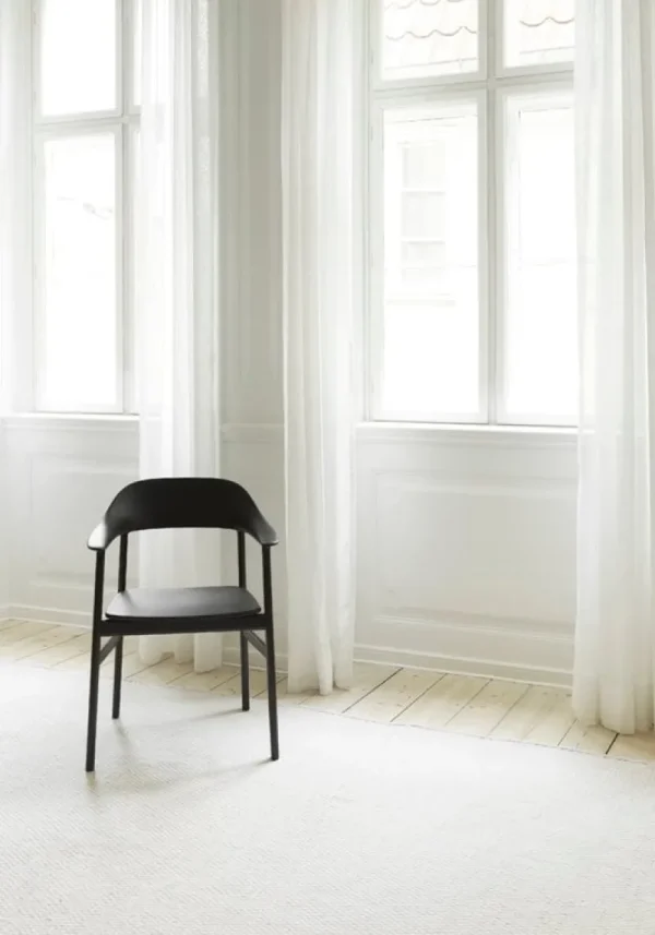Normann Copenhagen Sitzgelegenheiten-Herit Armlehnstuhl, Eiche schwarz – Schwarz