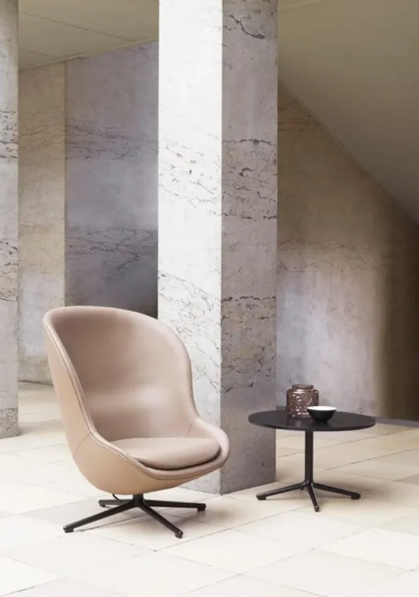 Normann Copenhagen Sitzgelegenheiten-Hyg Loungesessel, hoch, drehbar, Schwarz - brandyfarbenes Leder