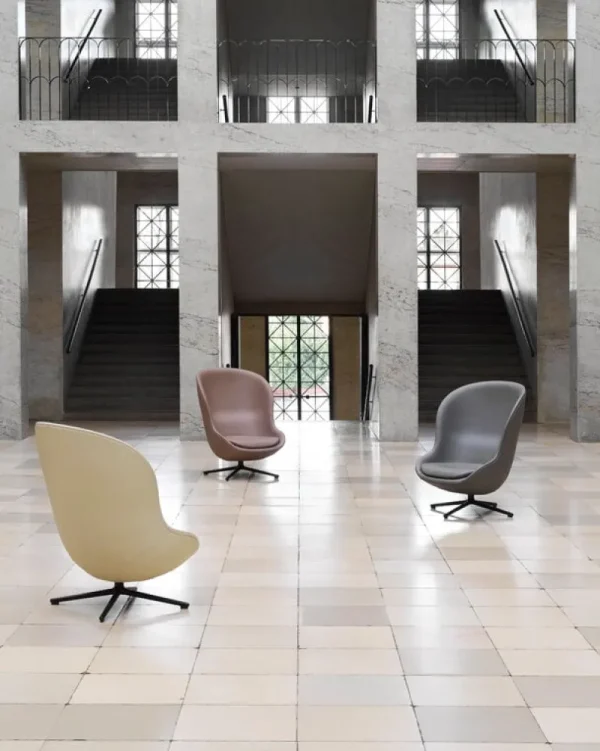 Normann Copenhagen Sitzgelegenheiten-Hyg Loungesessel, hoch, drehbar, Schwarz - brandyfarbenes Leder