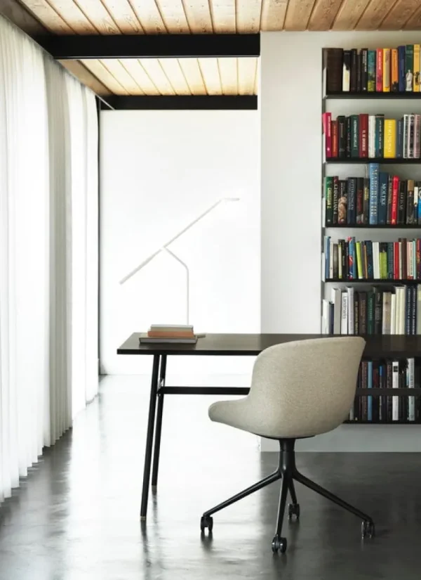 Normann Copenhagen Sitzgelegenheiten-Hyg Stuhl mit 4 Rollen, drehbar, Schwarz – Schwarzes Leder Ultra