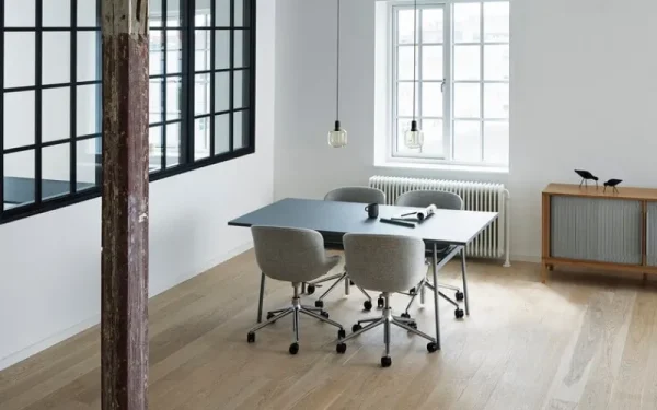 Normann Copenhagen Sitzgelegenheiten-Hyg Stuhl mit 5 Rollen, drehbar, Aluminium – Synergy 16