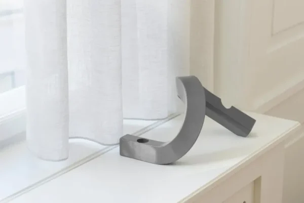 Skultuna Kerzen Und Kerzenhalter-Normann Copenhagen Kerzenhalter Crooked Two, warmes grau