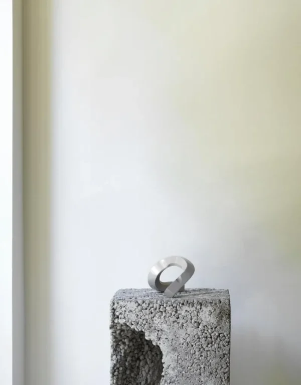 Skultuna Kerzen Und Kerzenhalter-Normann Copenhagen Kerzenhalter Crooked Two, warmes grau