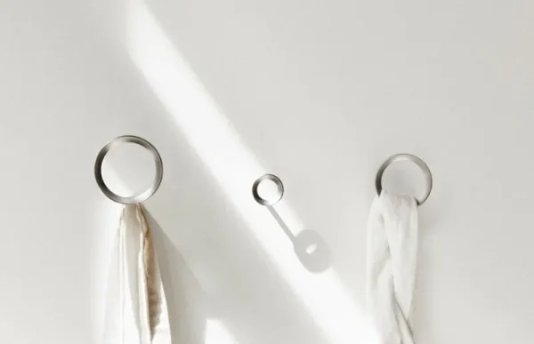 Normann Copenhagen Garderoben Und Kleiderbügel^Loop Haken, mittelgroß, gebürstetes Zink