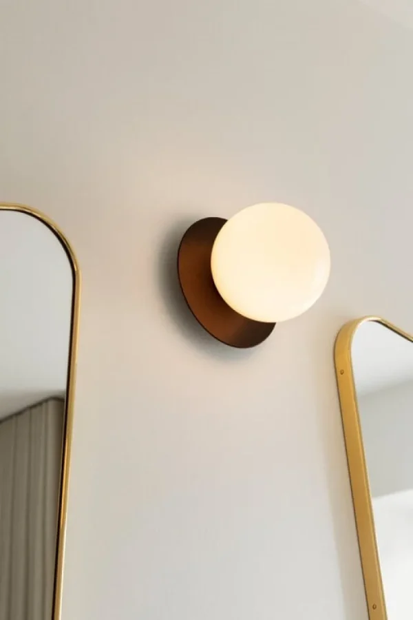 Nuura Wandleuchten | Deckenleuchten-Liila 1 Wand-/Deckenleuchte, mittelgroß, Dunkelbronze - Opalweiß