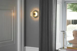 Louis Poulsen Tischlampen-Nuura Tischleuchte Blossi, Nordic Gold – klar