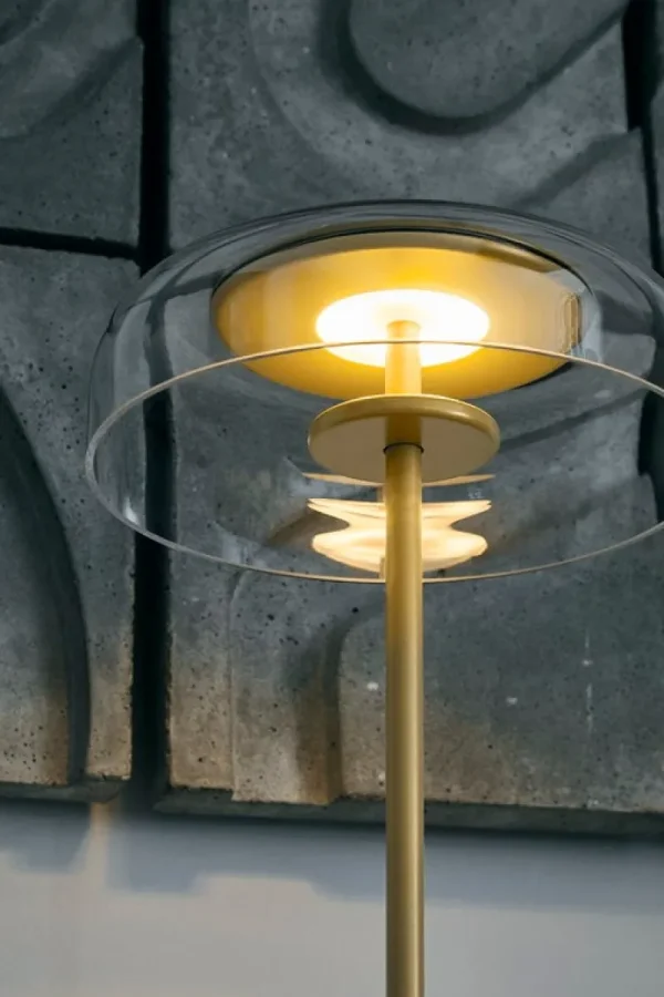 Louis Poulsen Tischlampen-Nuura Tischleuchte Blossi, Nordic Gold – klar