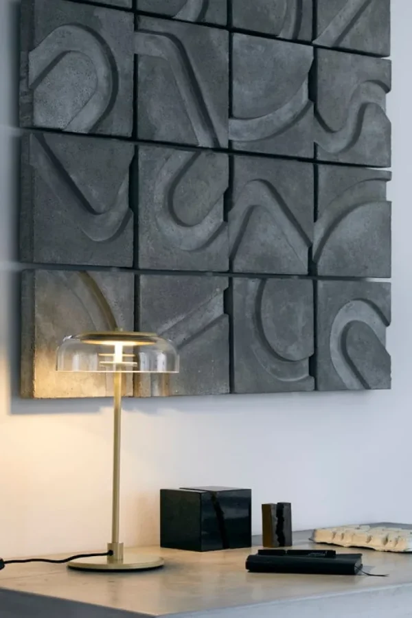 Louis Poulsen Tischlampen-Nuura Tischleuchte Blossi, Nordic Gold – klar