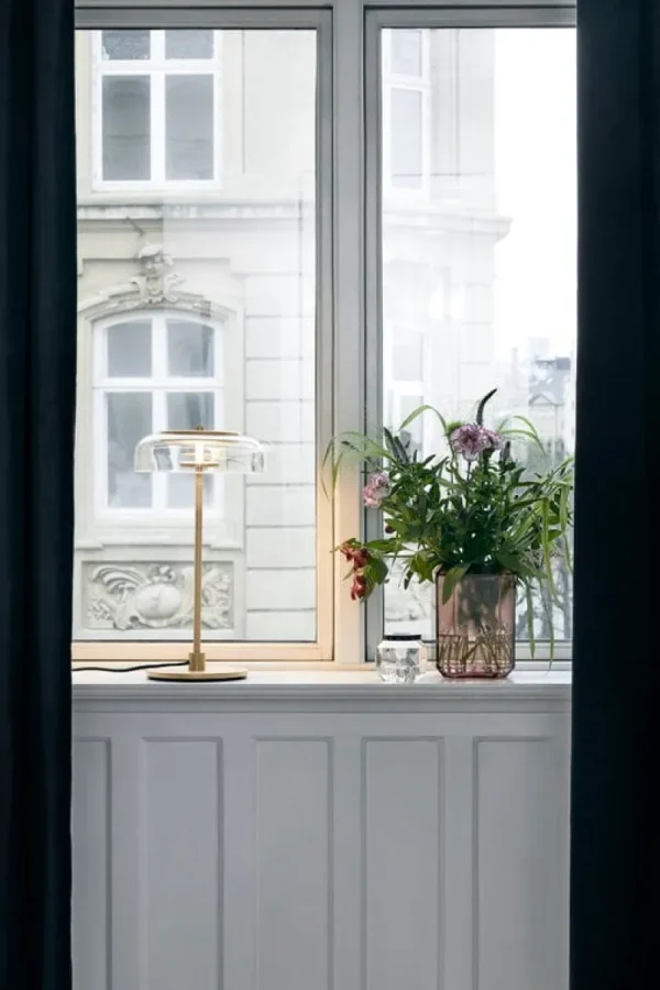 Louis Poulsen Tischlampen-Nuura Tischleuchte Blossi, Nordic Gold – klar