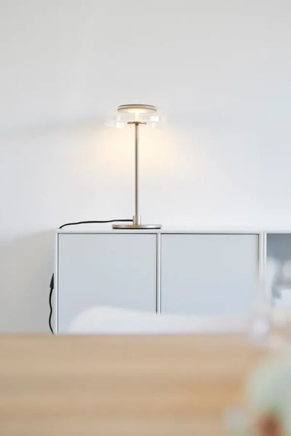Louis Poulsen Tischlampen-Nuura Tischleuchte Blossi, Nordic Gold – klar