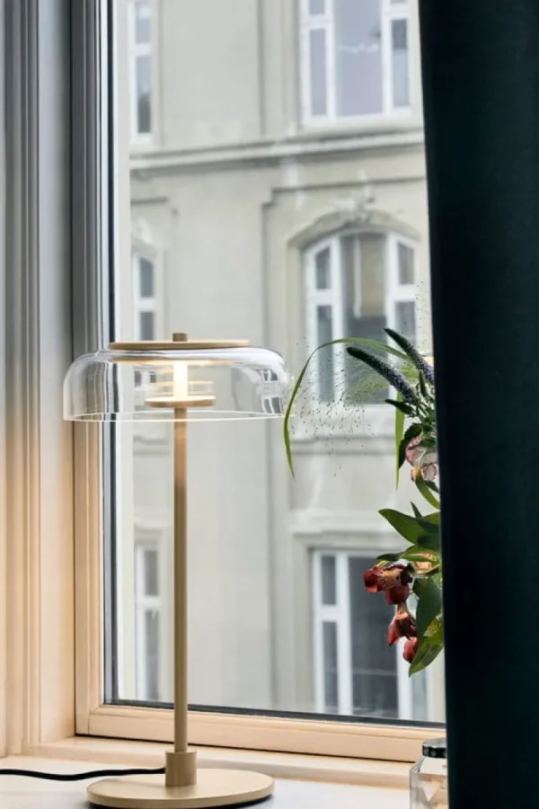 Louis Poulsen Tischlampen-Nuura Tischleuchte Blossi, Nordic Gold – klar