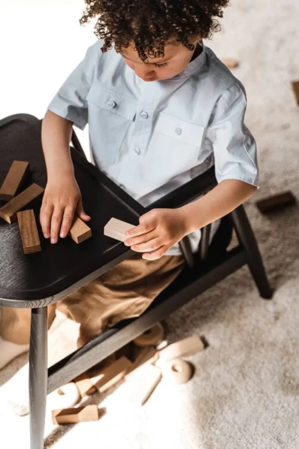 Kinder Oaklings Möbel Für Das Kinderzimmer^Smilla Kleinkinderstuhl mit Tablett, schwarz gebeizte Eiche