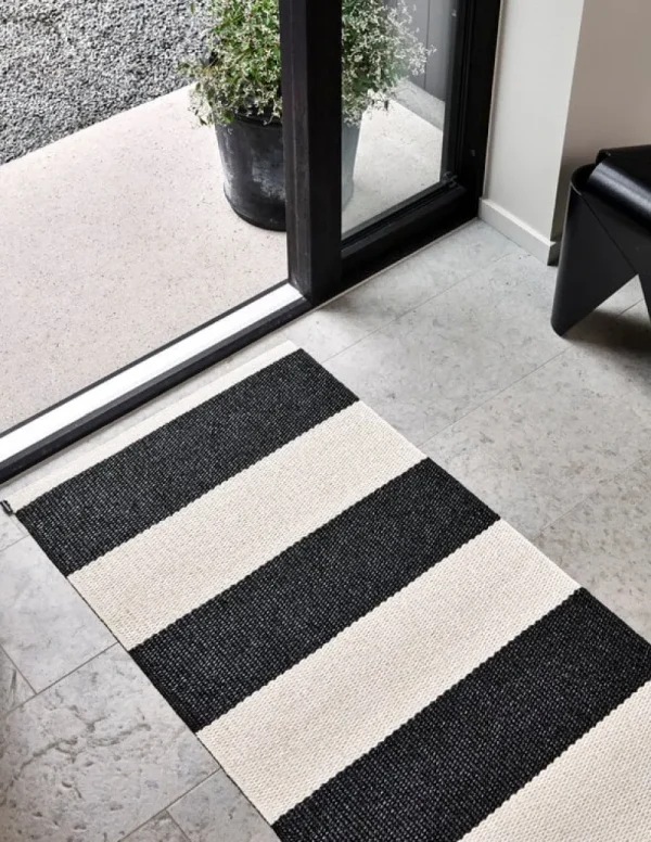 Pappelina Outdoor-textilien^Bob Teppich, 70 x 300 cm, schwarz - Vanille