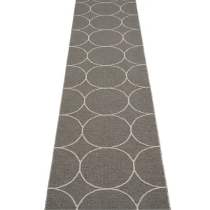 Pappelina Outdoor-textilien^Teppich Boo 70 x 300 cm, holzkohlefarben – leinenfarben
