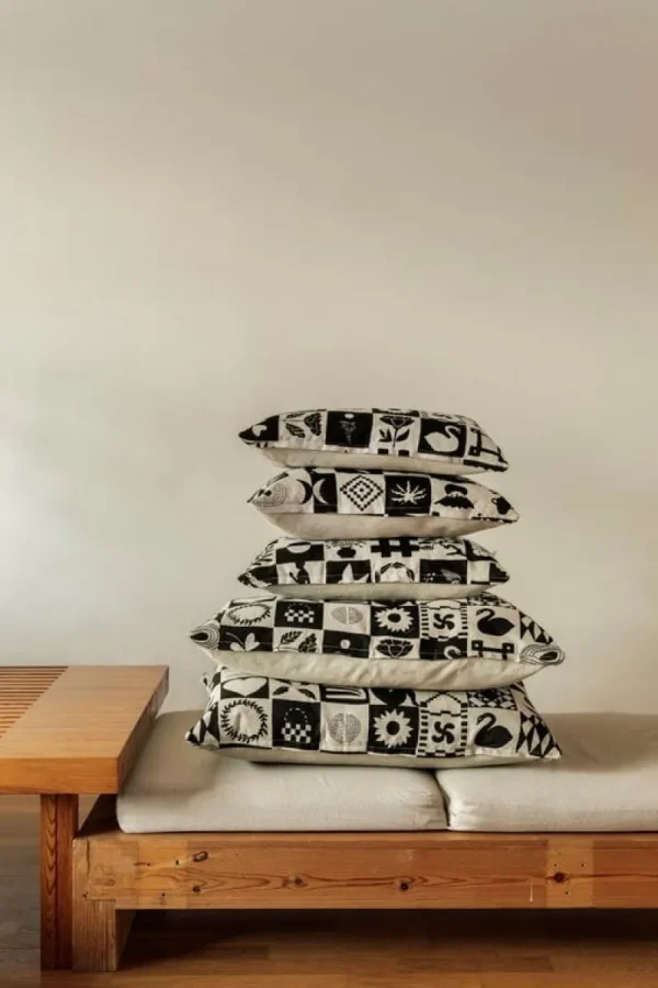 Saana ja Olli Kissen^Kaukana kotoa Kissenbezug, 40 x 60 cm, Beige - Schwarz